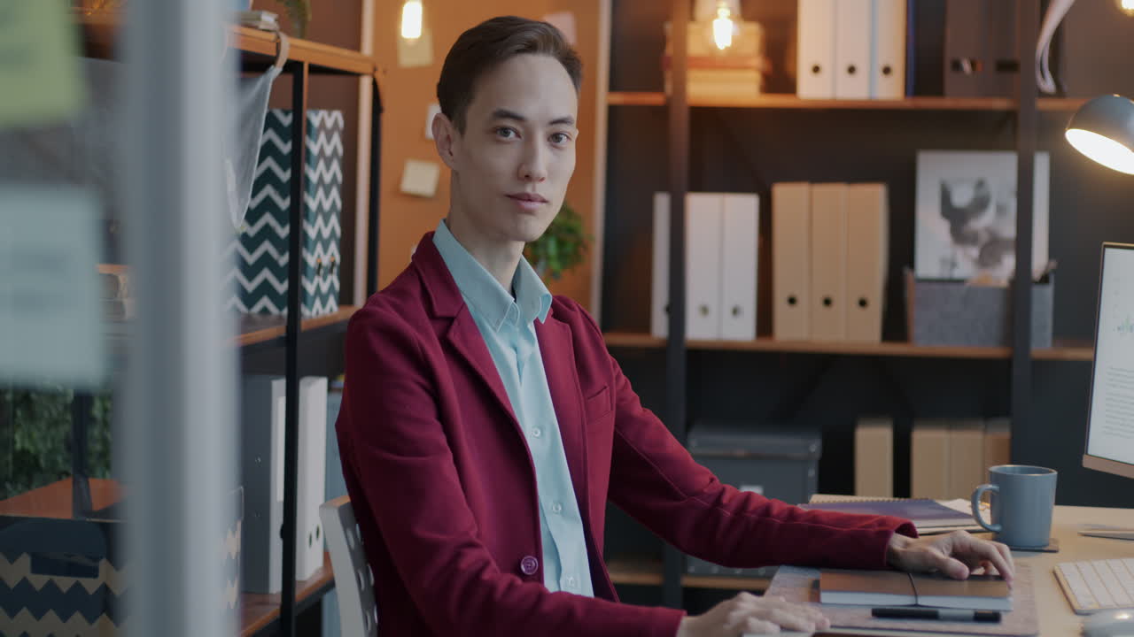 homem a trabalhar num escritório moderno.