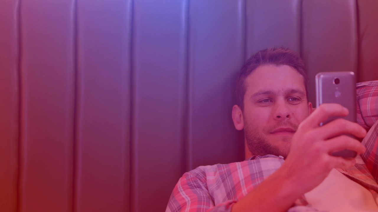 animación de suscriptores de texto con un número creciente sobre el hombre caucásico que utiliza teléfono inteligente