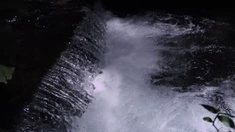 disparo estático de una pequeña cascada de agua dulce que fluye en el campo