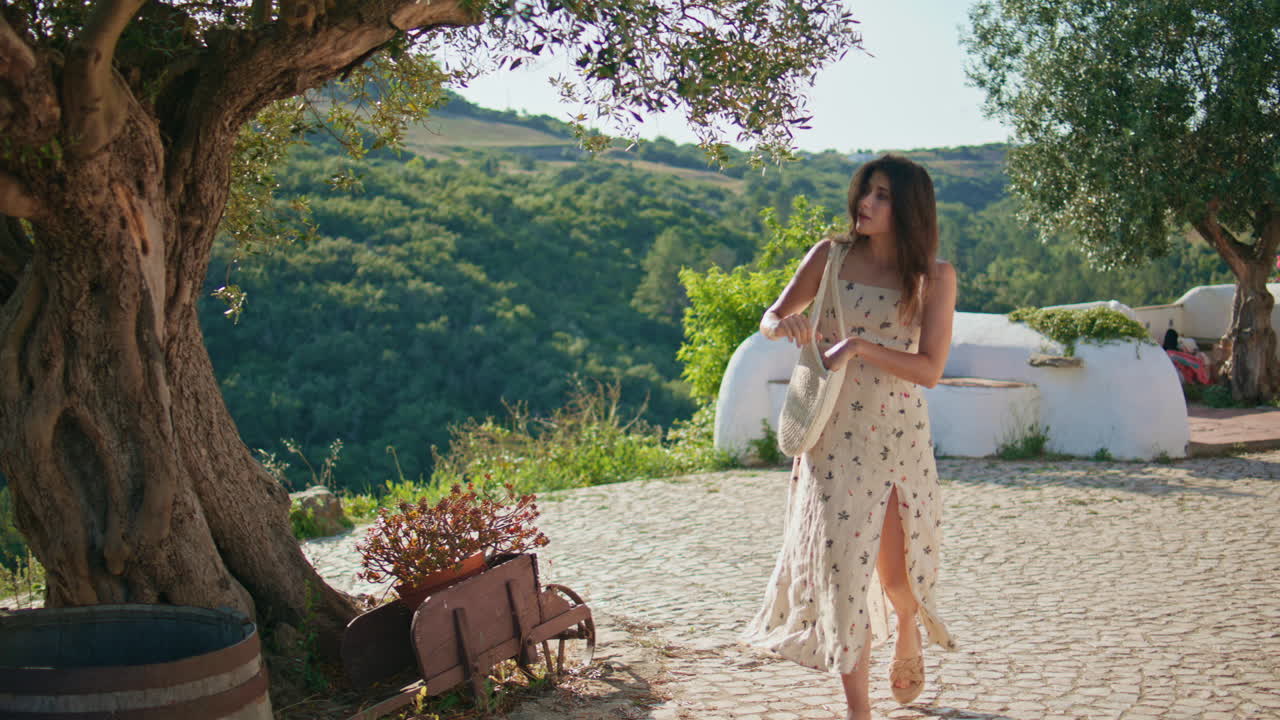 아름다운 갈색은 오래된 도시 빛을 고 있습니다. 만적인 여자가 포장 돌을 가고 있습니다.