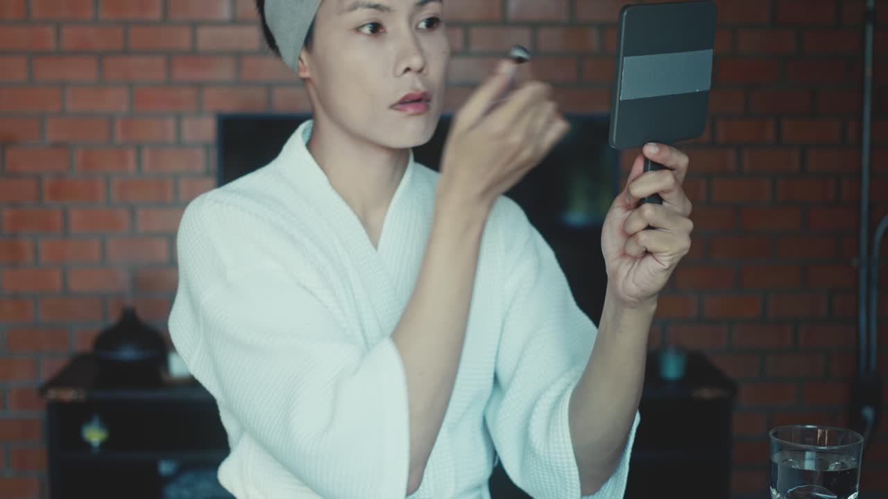 집 에서 메이크업 을 하는 여자