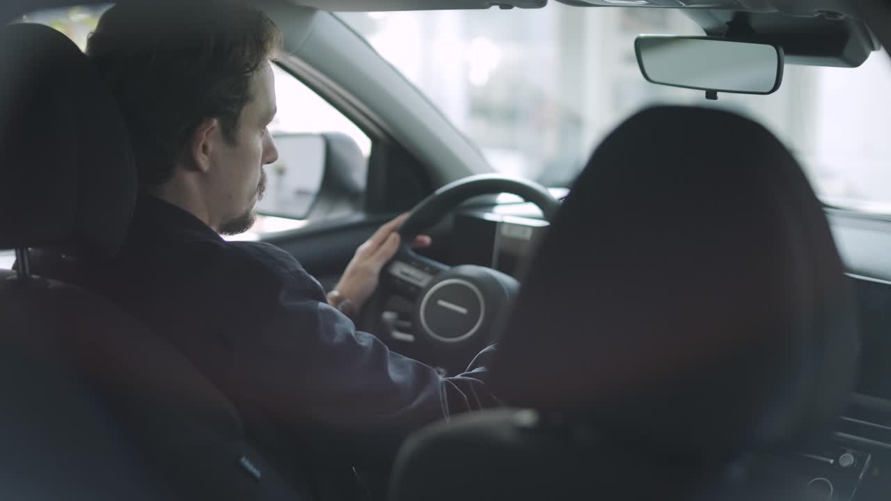 hombre conduciendo coche