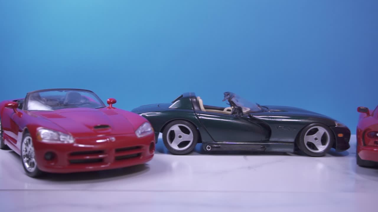 panoramic shot некоторых коллекционных реплика масштабных моделей автомобилей, которые выглядят реалистично