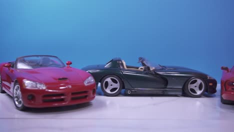 un disparo panorámico de algunos coches modelo a escala de réplica de fundición coleccionable que se ven realistas