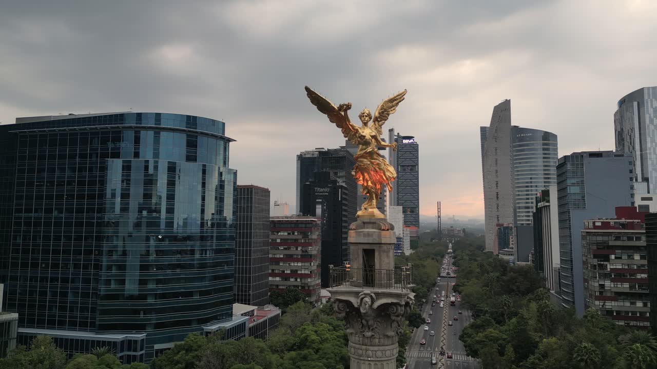 video de avión no tripulado del ángel de la independencia rodeado de altos edificios a lo largo de la avenida de la reforma