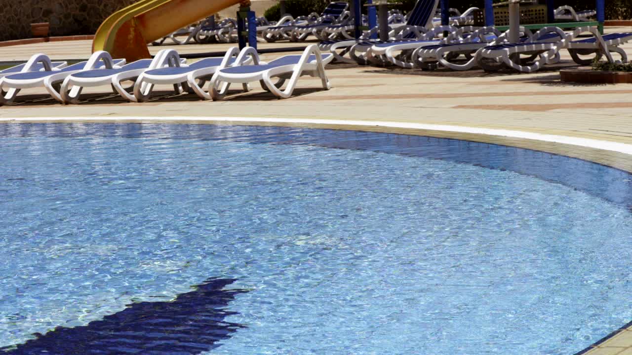 Lille pige hopper i swimmingpool