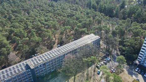 Schöne-Antenne-Eines-Alten-Mehrfamilienhauses-Mit-Photovoltaik-Solarmodulen-Auf-Dem-Dach-An-Einem-Sonnigen-Tag