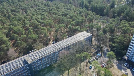 hermosa antena de un antiguo edificio de apartamentos con paneles solares fotovoltaicos en el techo en un día soleado