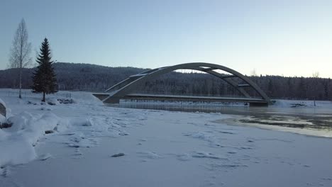 Un-Puente-En-Un-Paisaje-Rural-Helado-De-Suecia,-Durante-El-Invierno