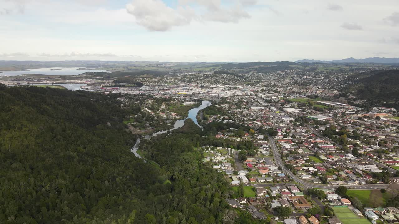 panorama de la ciudad de whangarei desde el monte parihaka con un denso bosque durante el día en nueva zelanda