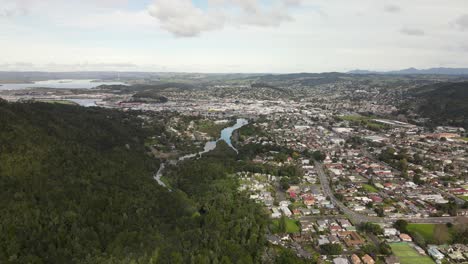 Panorama-De-La-Ciudad-De-Whangarei-Desde-El-Monte-Parihaka-Con-Un-Denso-Bosque-Durante-El-Día-En-Nueva-Zelanda