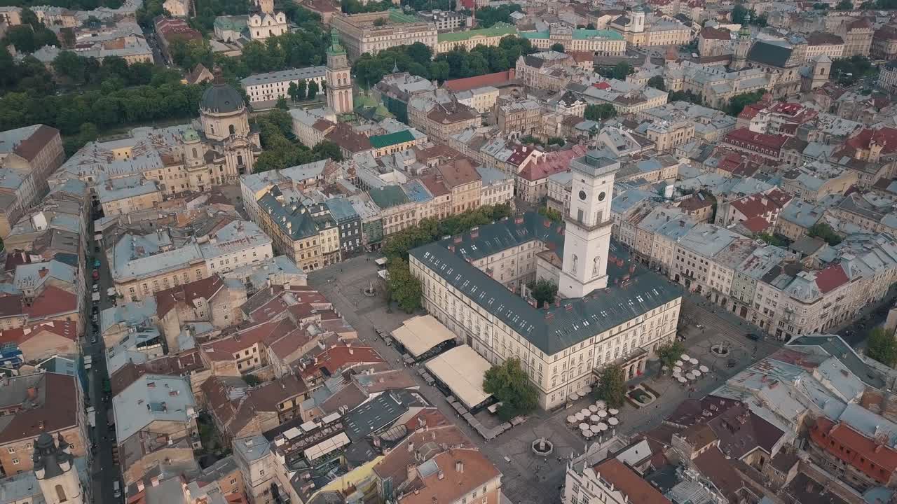Video aereo con drone della città europea di Leopoli, Ucraina. Piazza Rynok, Municipio Centrale, Chiesa Domenicana.