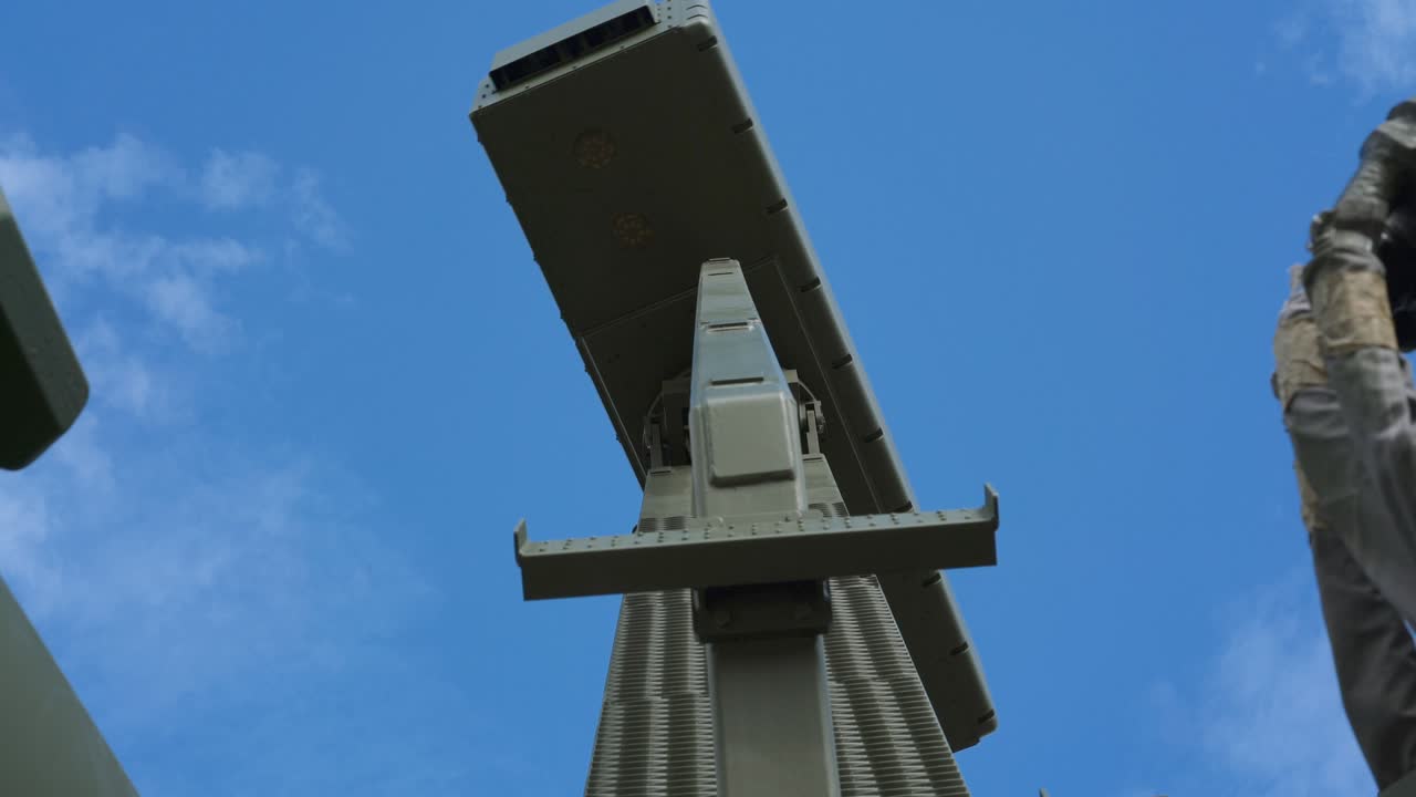 antena giratoria del sistema de defensa aérea de radar militar.