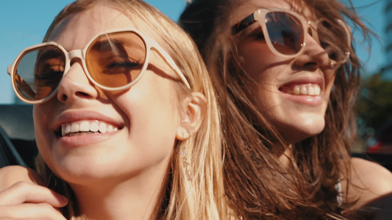 도로 여행 에서 행복 한 친구 들