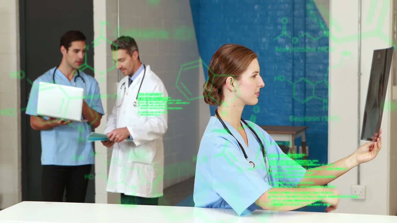 animación del procesamiento de datos sobre una trabajadora de la salud caucásica que examina el informe de rayos x en el hospital