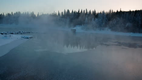 Gruseliger-Frostiger-Morgennebel,-Der-Aus-Dem-Kalten-Alpenwald-Aufsteigt,-Gefrorener-See,-Schweden