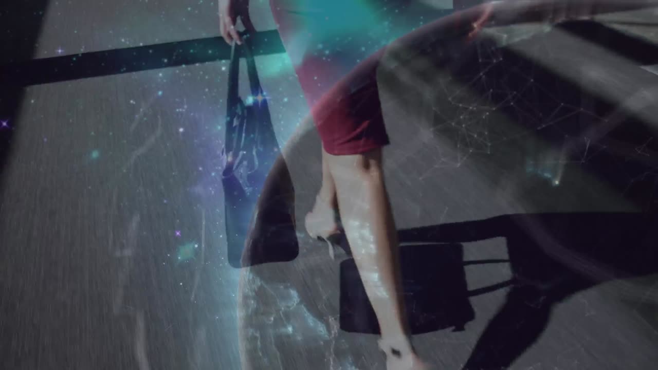 animación del globo y el cosmos sobre las piernas de una mujer de negocios caucásica caminando
