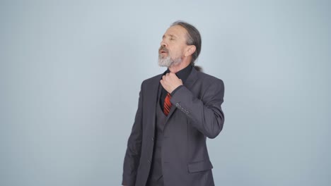 un hombre de negocios estresado afloja su corbata.