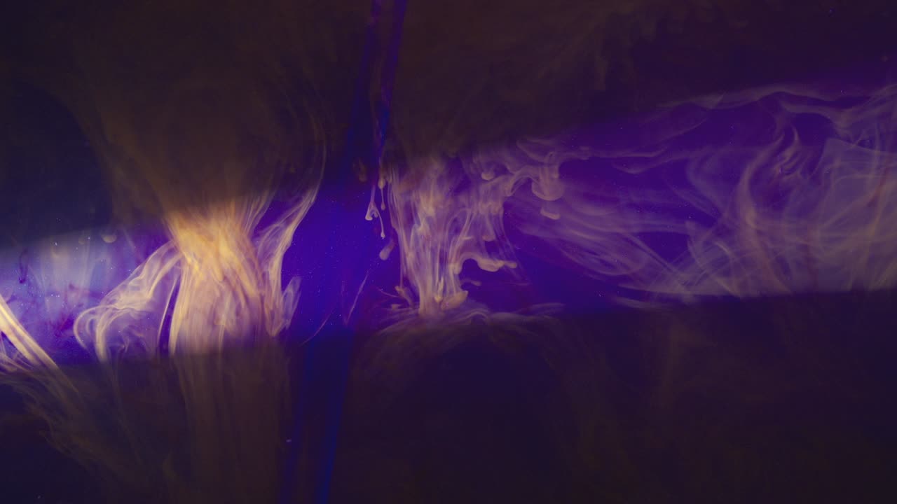 luz y pintura se mezclan en agua, abstracción