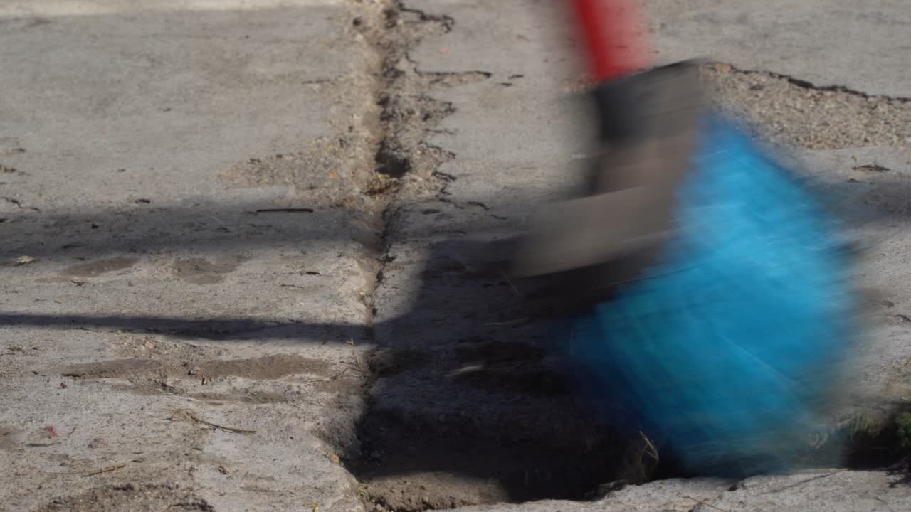 y la vieja y sucia escoba azul barrea la calle