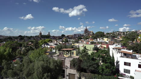 Amazing-San-Miguel-De-Allende,-Guanajuato,-Mexico,-Time-Lapse,-Clouds,-Parroquia-De-San-Miguel-Arcángel-And-Blue-Background