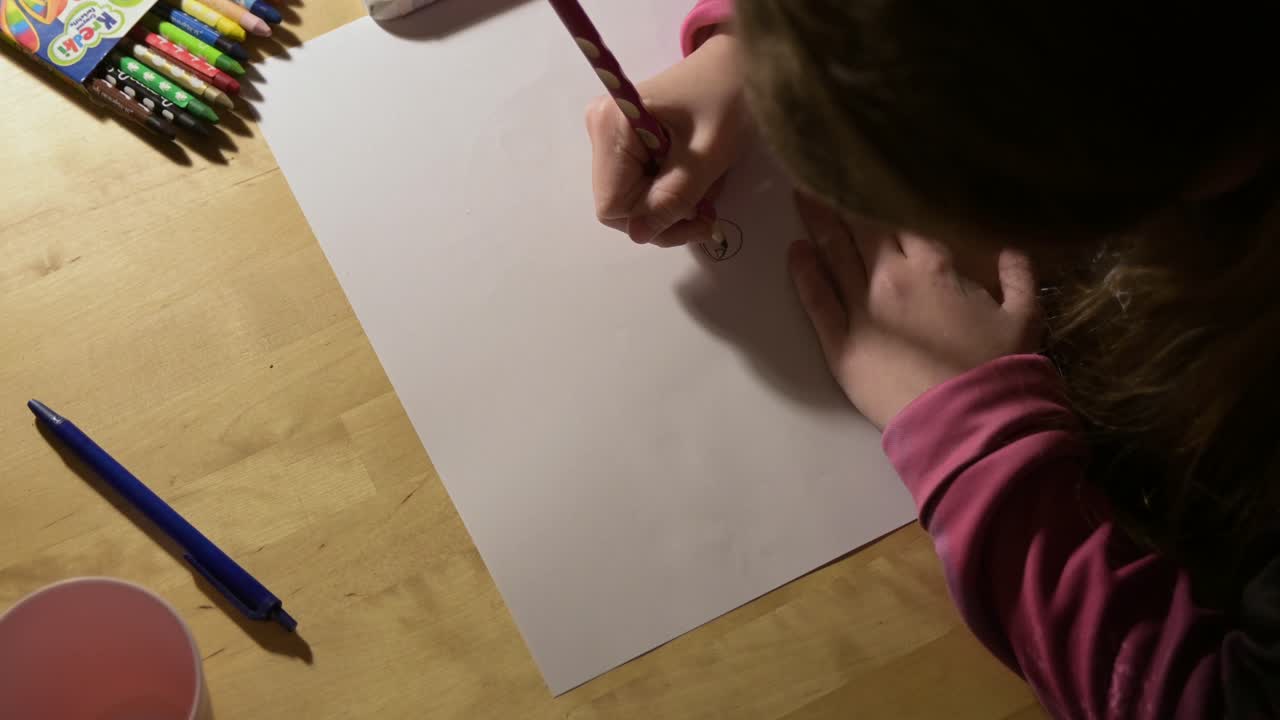 clase de arte para niños, concepto de aprendizaje de habilidades creativas, primer plano de dibujo a mano de niños calificados en papel