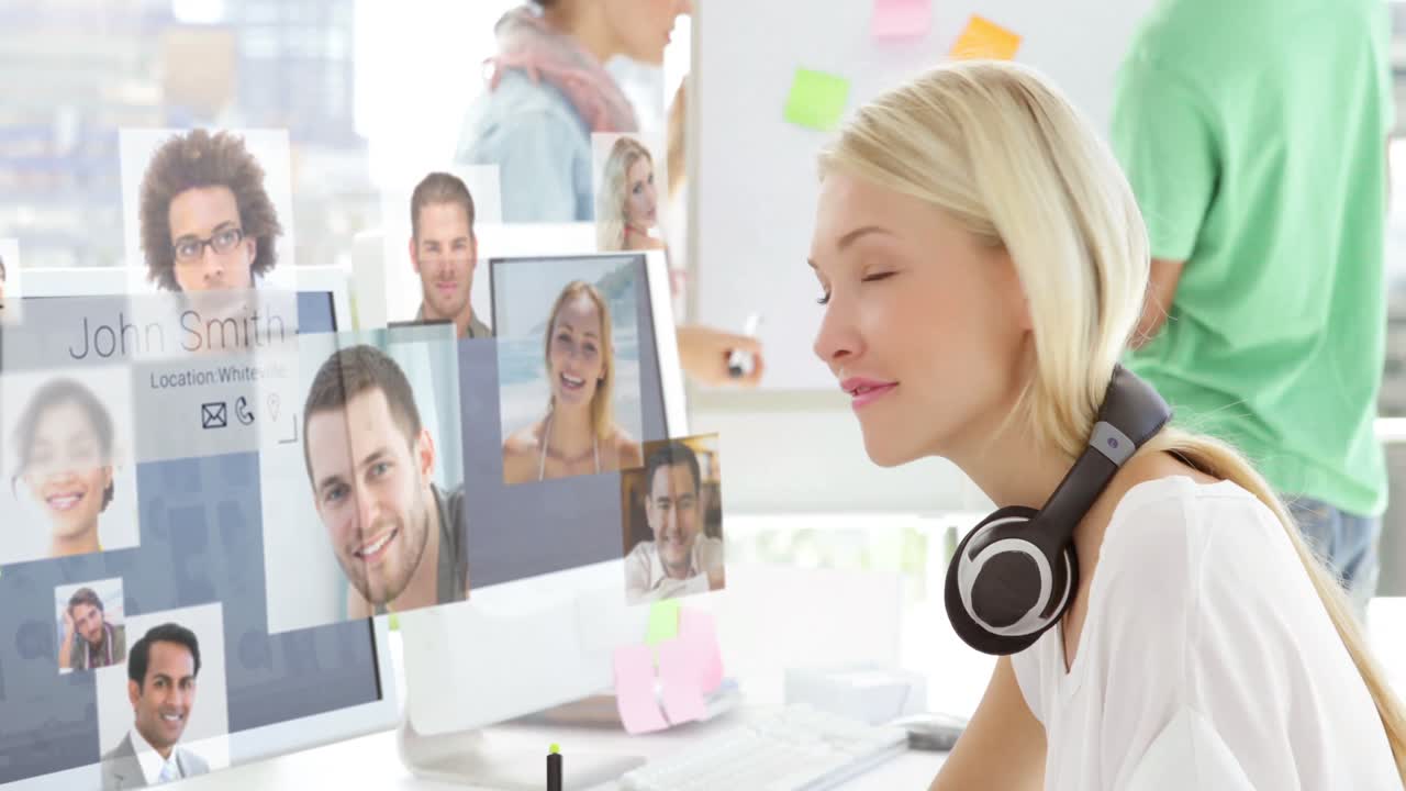 hermosa diseñadora gráfica trabajando en la computadora