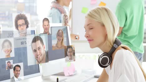hermosa diseñadora gráfica trabajando en la computadora