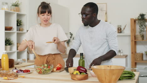 pareja de familia multiétnica cocinando la cena juntos