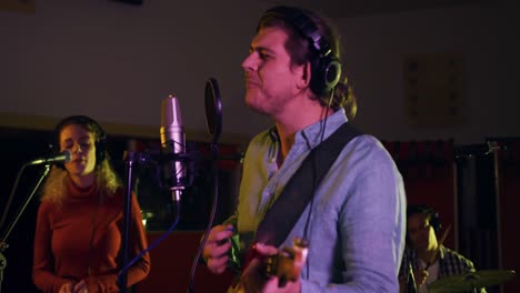 grupo de música tocando en un estudio de música