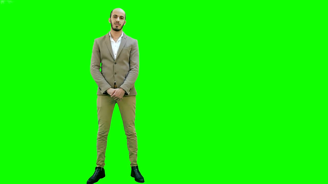 hombre de negocios presentando un proyecto a la cámara en una pantalla verde, llave de croma