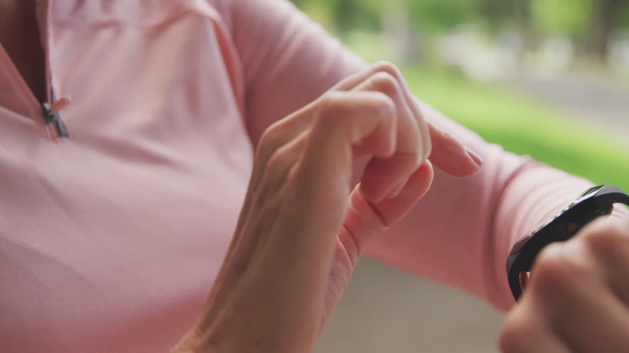 primer plano de una mujer mayor usando un teléfono inteligente en el parque