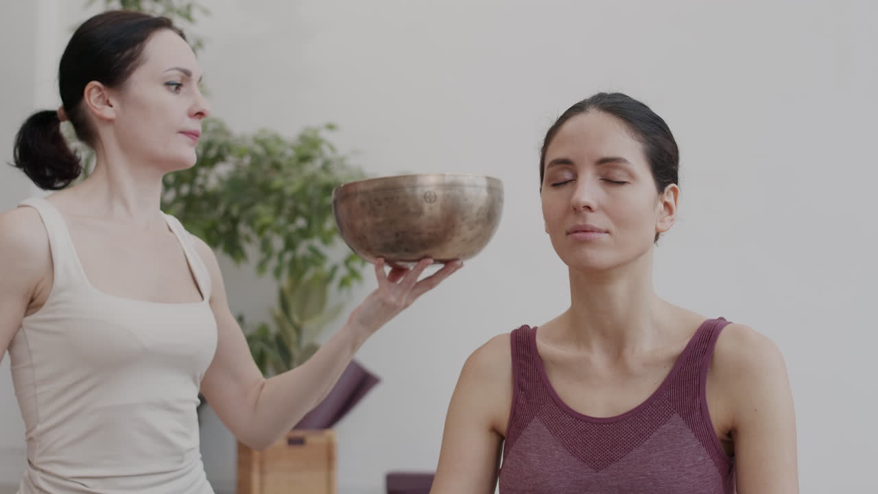 노래 하는 그 의 소리 를 듣고 명상 하는 여자