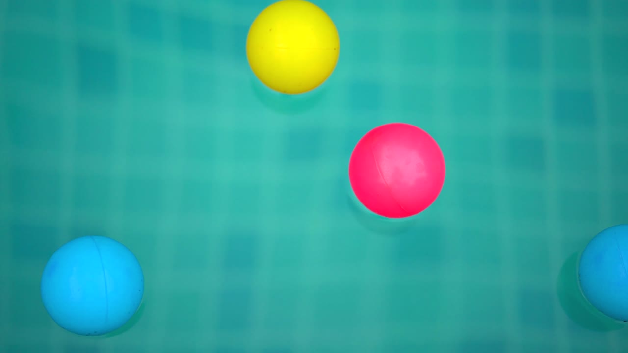 Bola Plastik di Kolam Renang