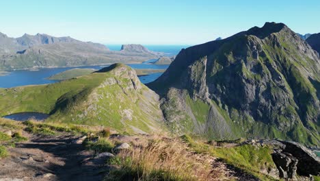 punto de vista de la playa de kvalvika en las islas lofoten en noruega - pan a la izquierda