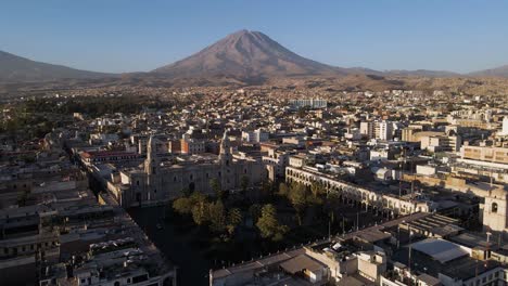 el atardecer en la ciudad de arequipa con su volcán misti