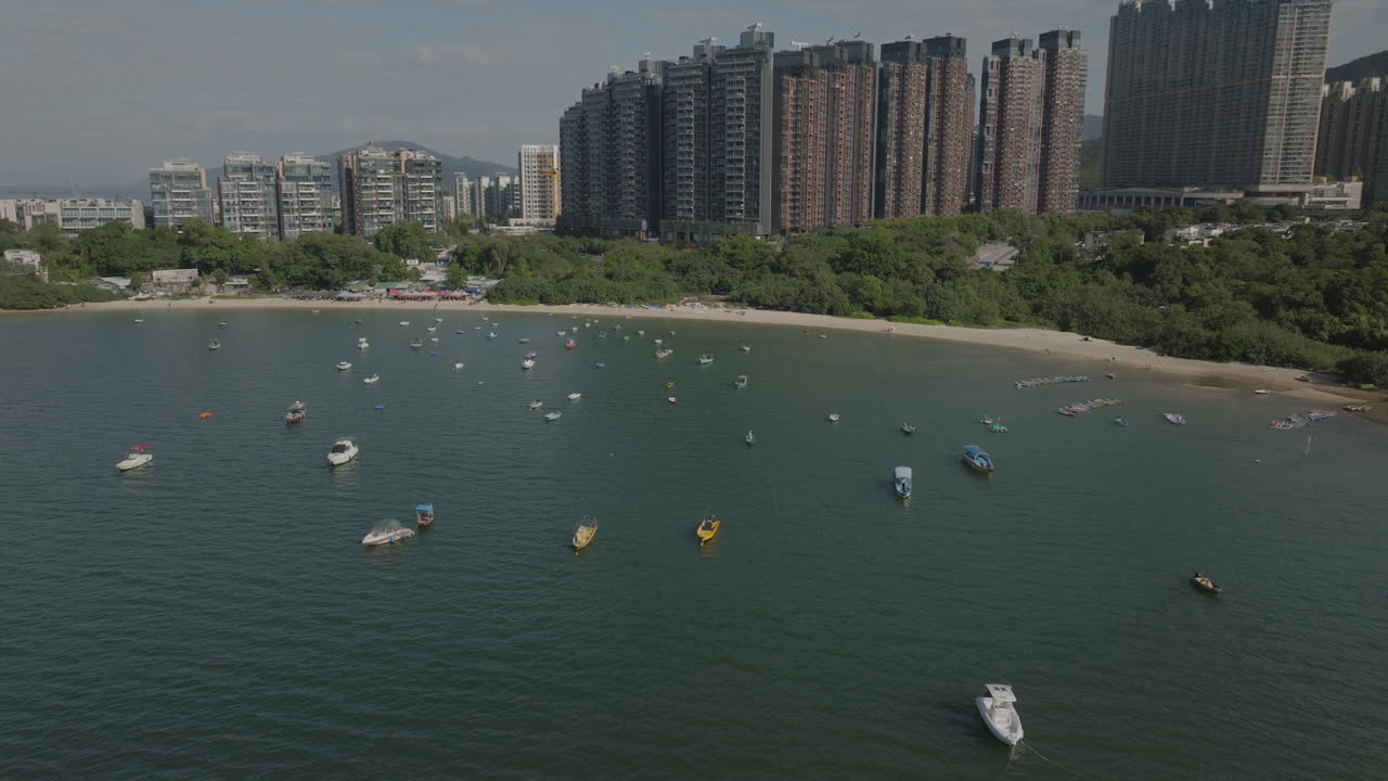 Ripresa aerea con drone di una barca turistica sull'acqua in città a Hong Kong, Cina.
