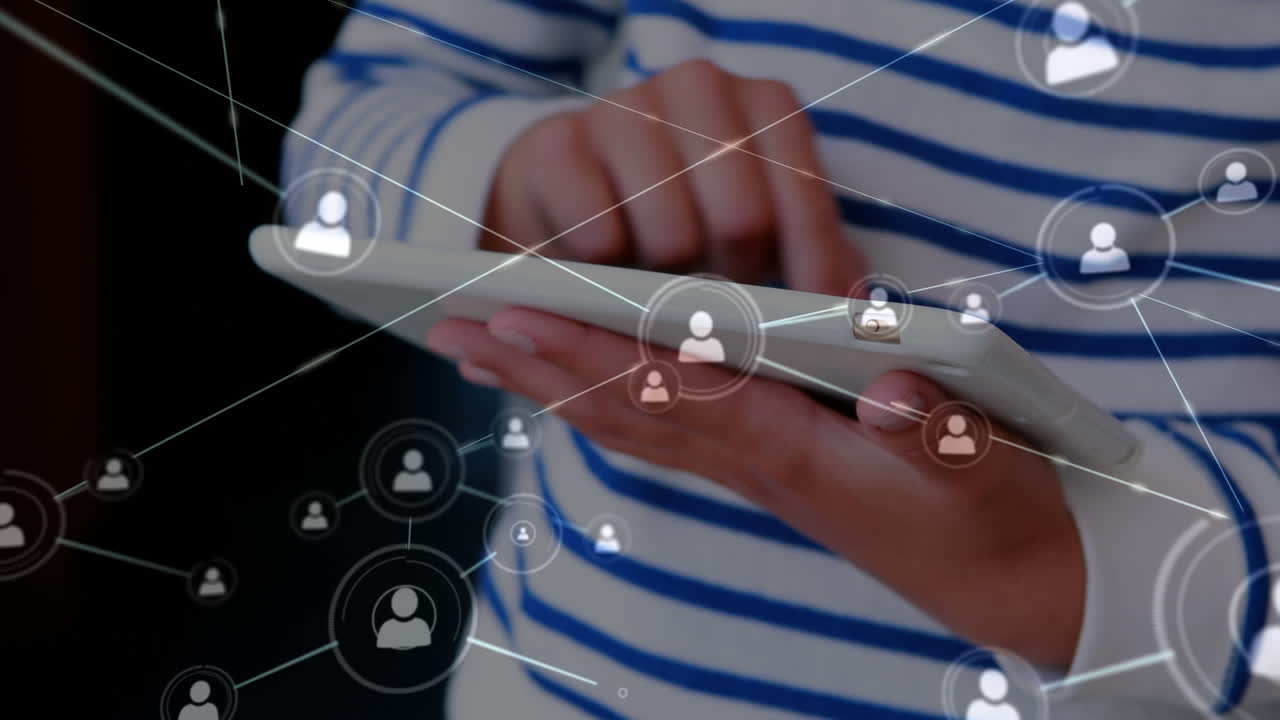 niño usando una tableta digital a través de una red de puntos conectados con un signo de redes sociales