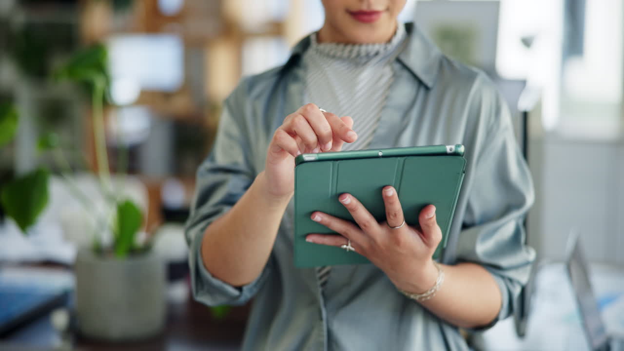 Profesionální žena používající digitální tablet se stylusem v kanceláři