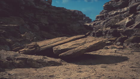 grandes rocas en un paisaje de cañón