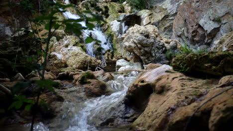 Pequeña-Cascada-En-El-Bosque---Rumania-4