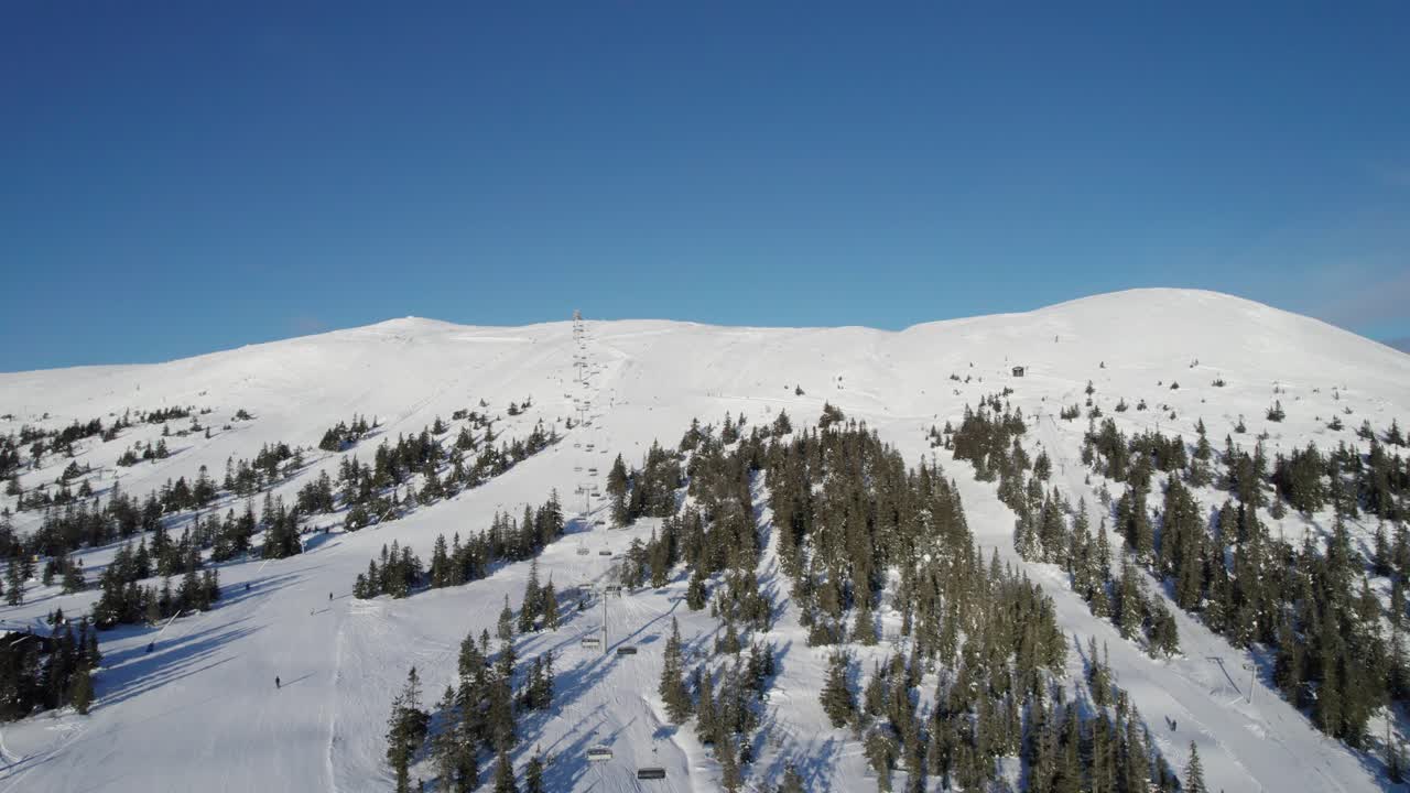 Pemandangan Udara Drone Lanskap Musim Dingin di Trysil Norwegia - Rekaman Panning