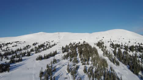 Vista-Aérea-Por-Drones-Del-Paisaje-Invernal-En-Trysil-Noruega---Toma-Panorámica