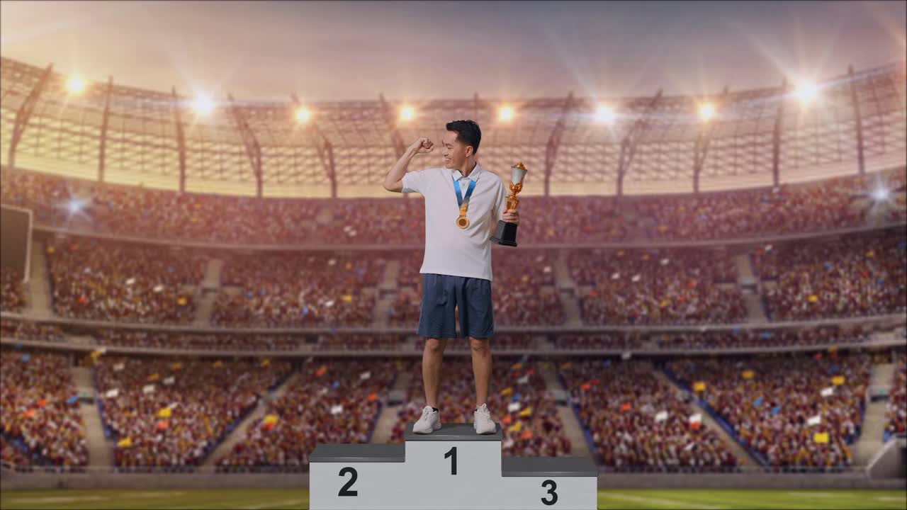 hombre ganando un trofeo en el podio en un estadio