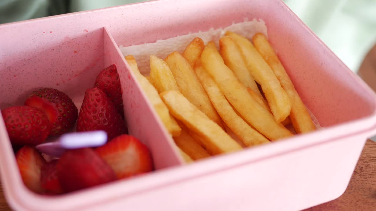 김과 딸기 를 담은 점심 상자