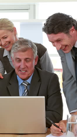 personas de negocios que trabajan en computadoras tabletas