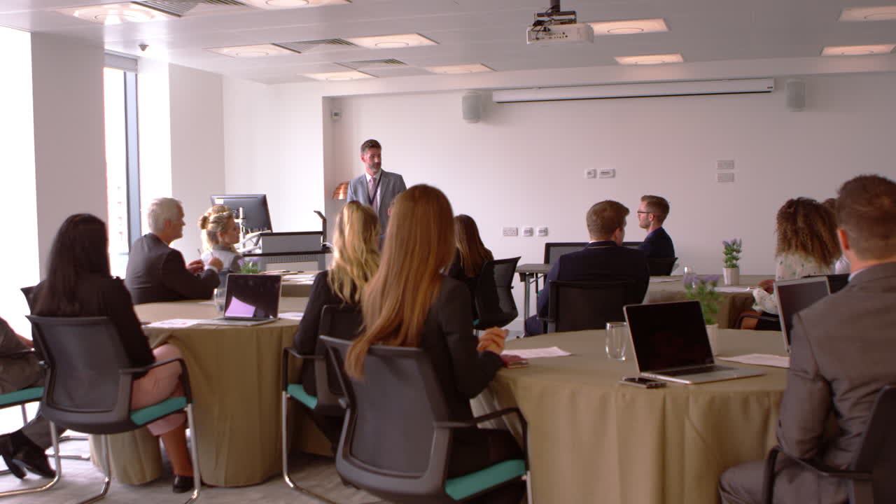 hombre de negocios haciendo una presentación en una conferencia sobre r3d