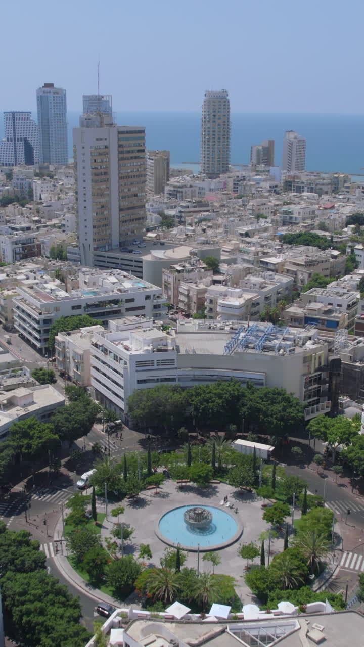 Revealing Dizengoff Square, hot day, quiet, near fountain - Vertical video