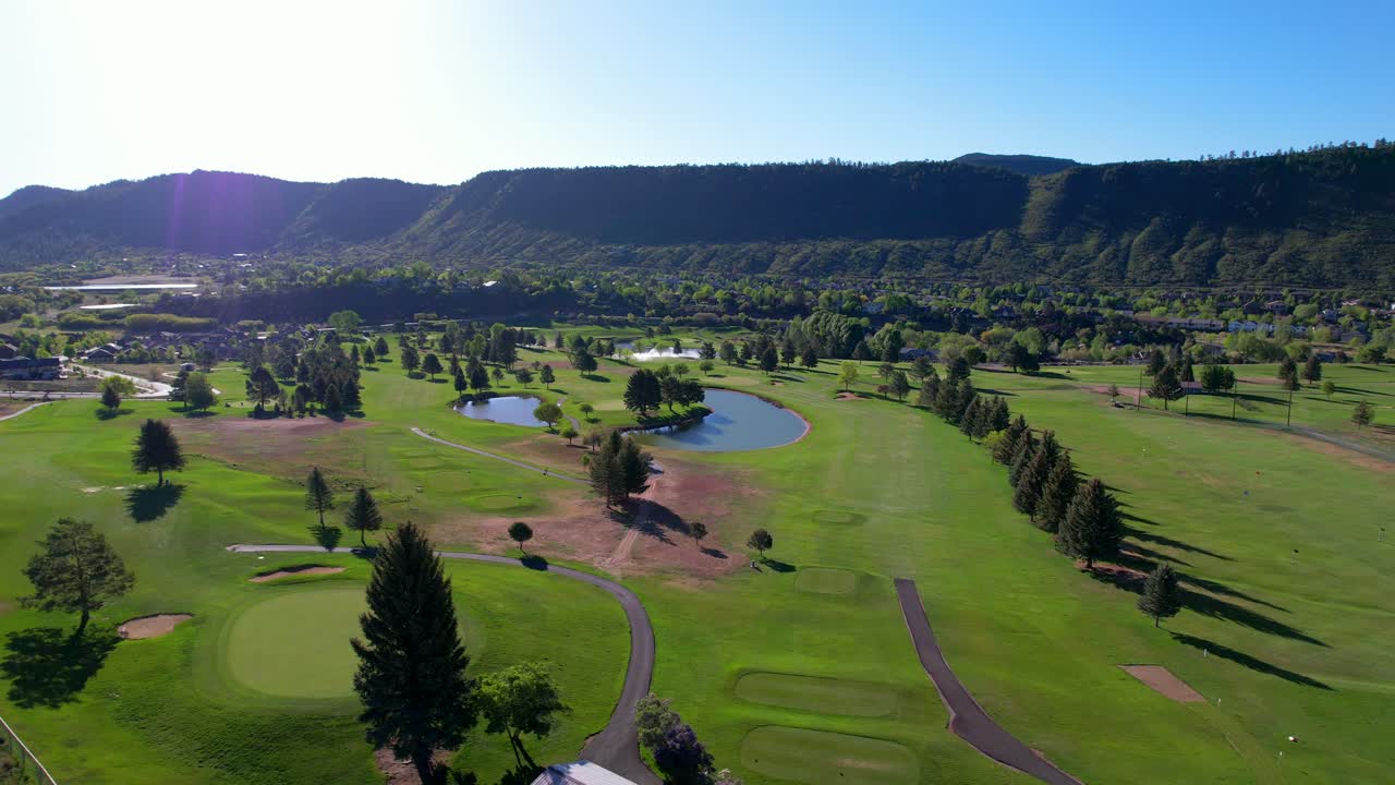 여름 동안 콜로라도주 듀랑고의 골프 코스를 통해 공중 전망