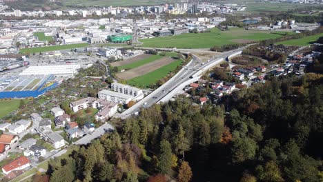 Innsbruck-In-Einer-Panorama-Luftaufnahme-Der-Stadt-Mit-Grünen-Alpenbergen-An-Einem-Ruhigen-Herbsttag-Und-Umgeben-Von-Alpenwäldern-In-Tirol,-Österreich